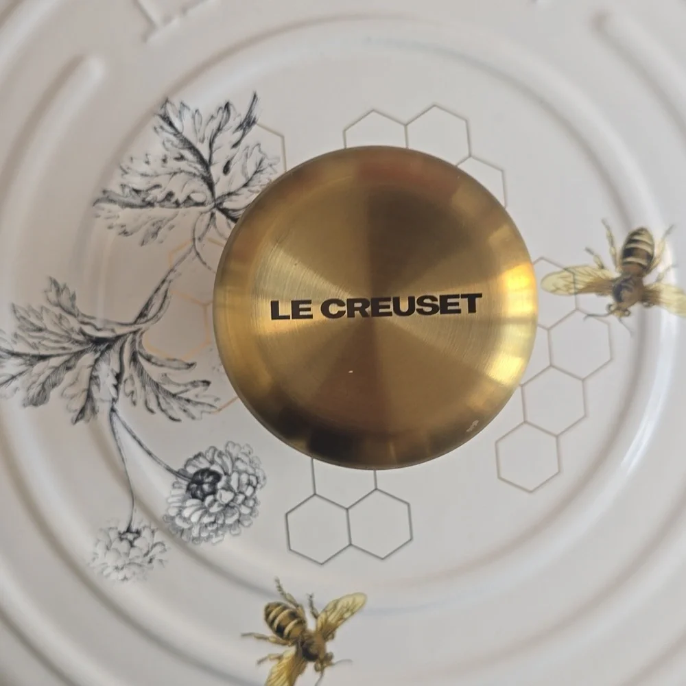 NEW Le Creuset Enameled Cast Iron Round Oven, 4 1/2-Qt.Honeycomb,Retail $500.00